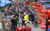 Hàng Mã rực đỏ ngày giáp Tết